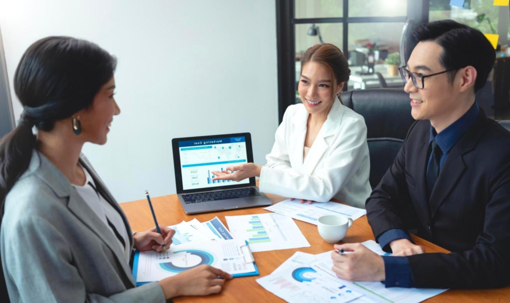 Студенты изучают материалы курса по локальному SEO